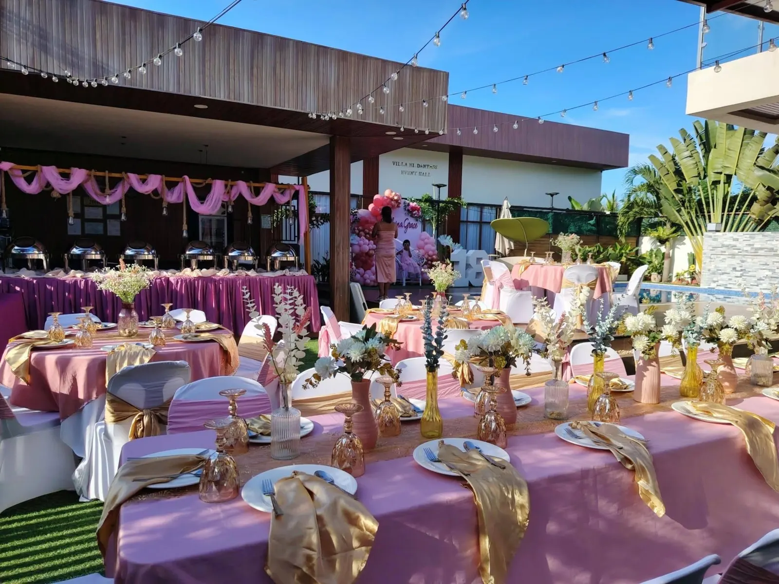 Lilac tables under the villa’s pergola